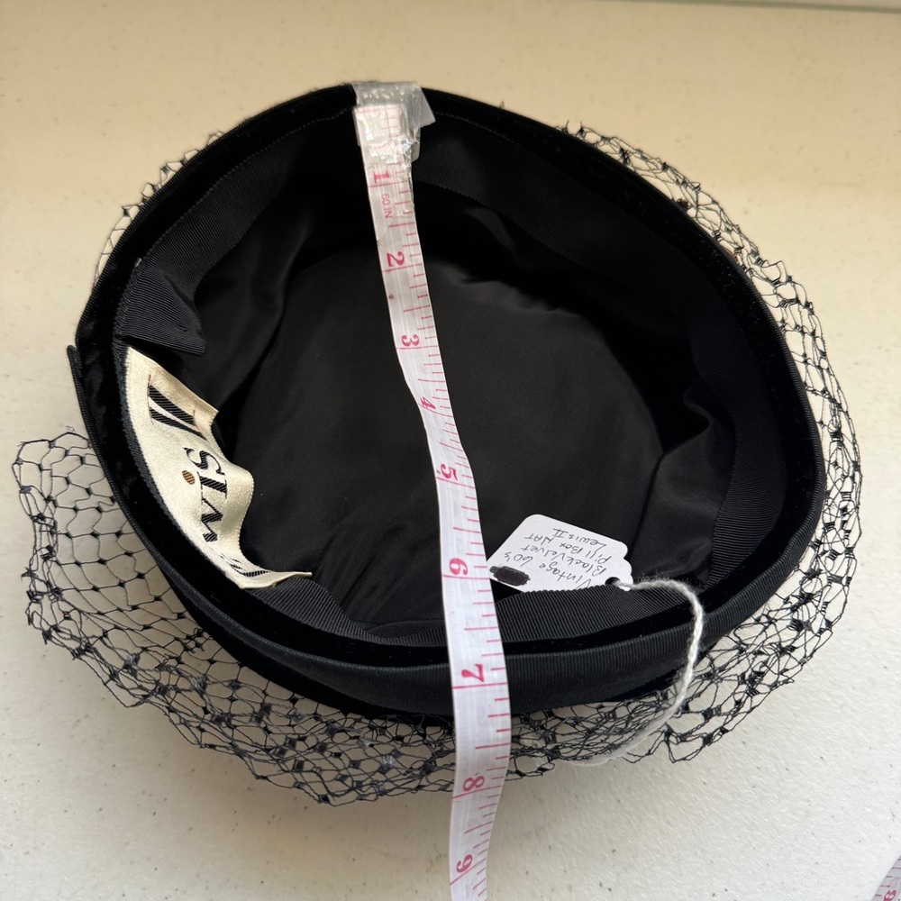 Black Velvet Pillbox Hat with Veil Vintage 60s Lewis II - Picture 12 of 12